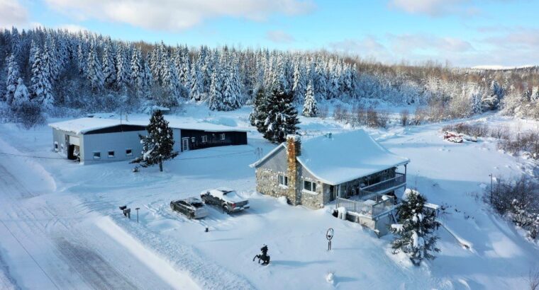 Audet (Estrie) : Domaine de 152 acres, érablière