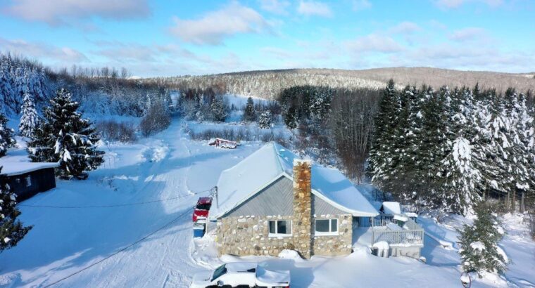Audet (Estrie) : Domaine de 152 acres, érablière